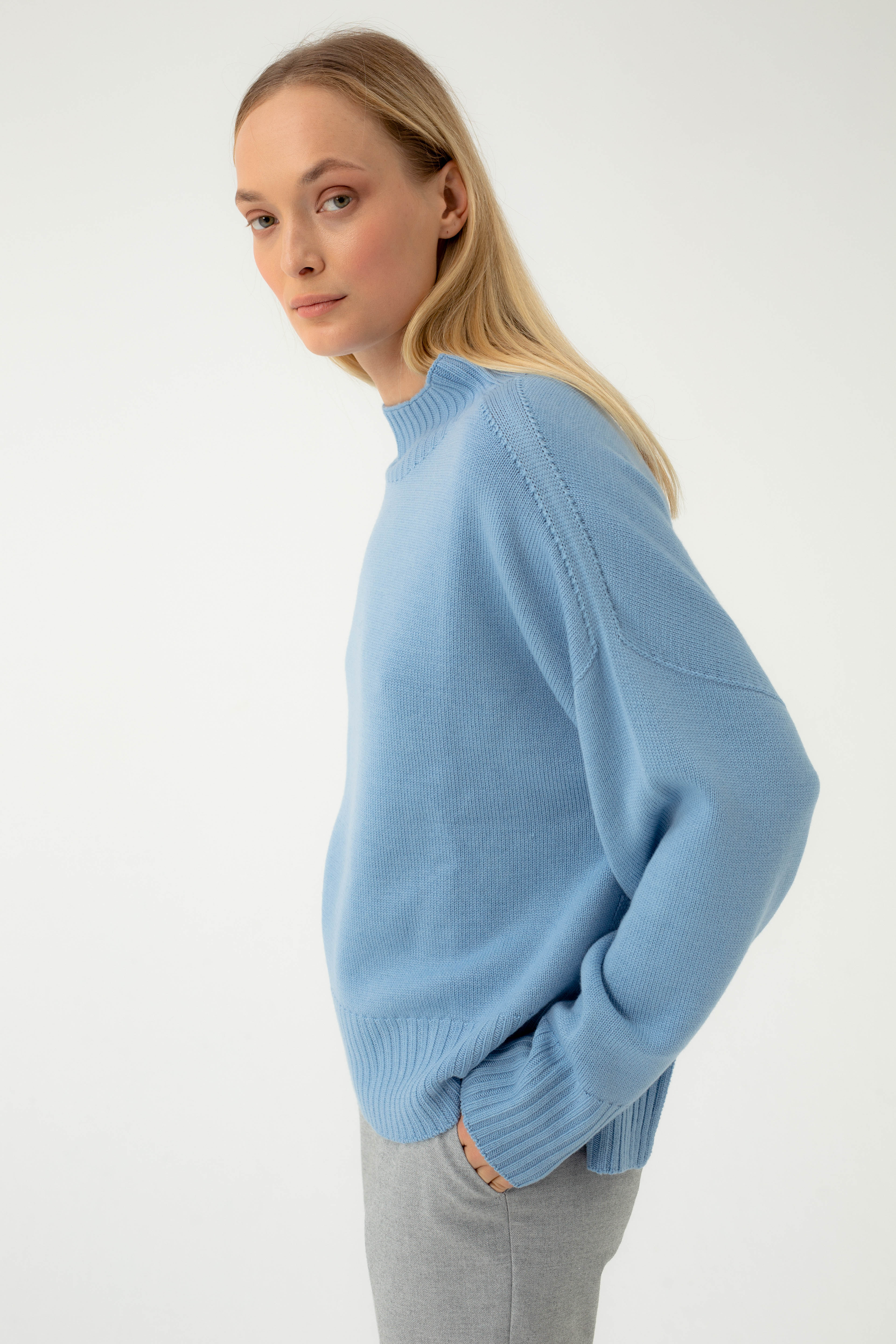 LIGHT BLUE TURTLENECK SWEATER InAvati