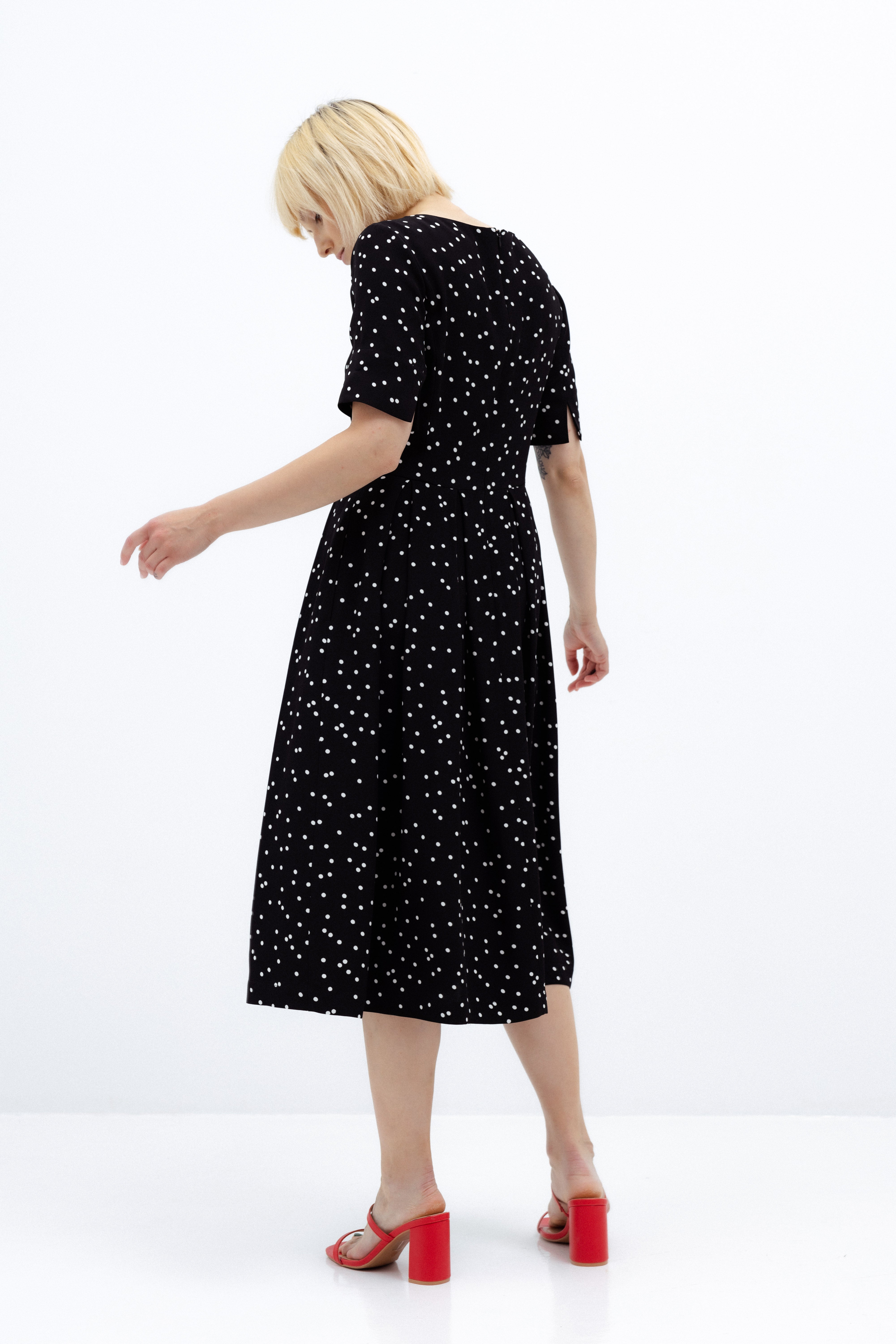 BLACK SHORT SLEEVE POLKA-DOT DRESS