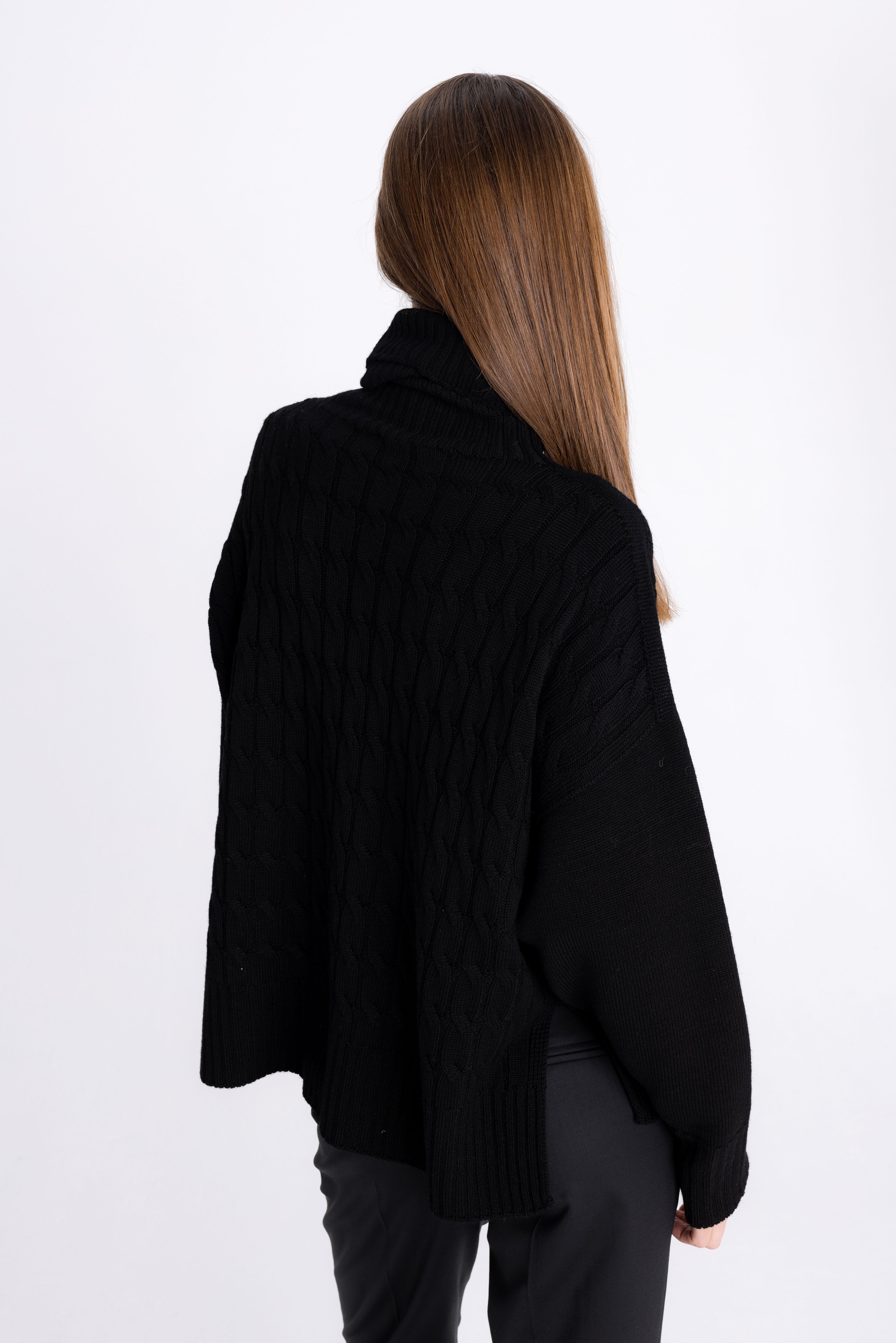 BLACK HIGH-NECK SWEATER